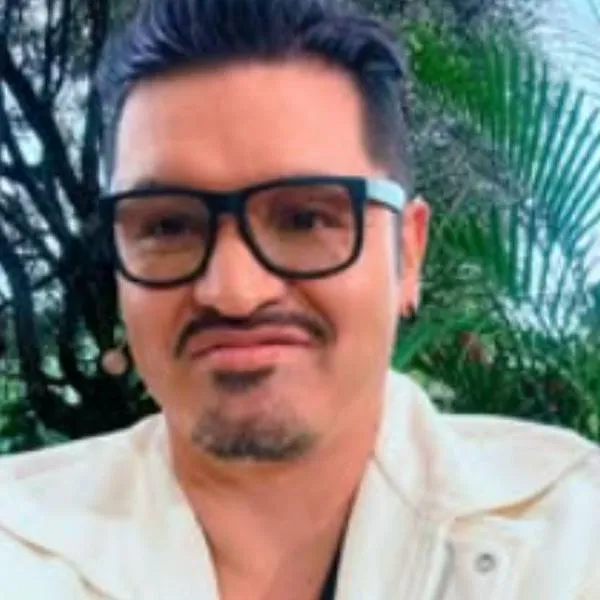 Hassam subió fotos con su nueva novia y celebró cumpleaños en romántica cabaña