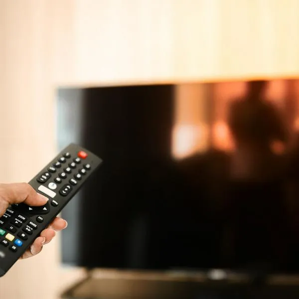 ¿Cómo apagar el televisor y que se siga escuchando? 