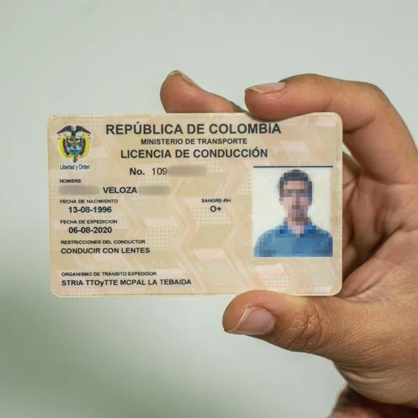 ¿Cuánto cuesta la licencia de moto y carro en Colombia en 2025? 
