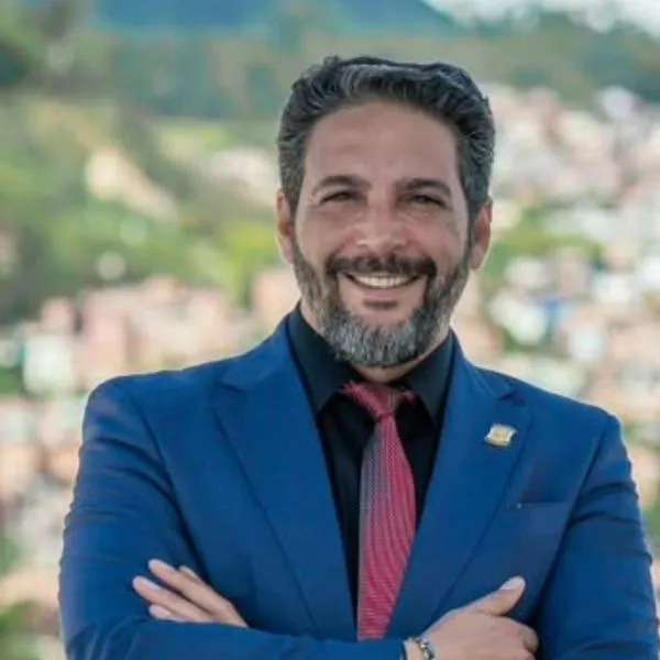 Agmeth Escaf dice que en estadios gritan "Fuerza Petro" y no "Fuera Petro"