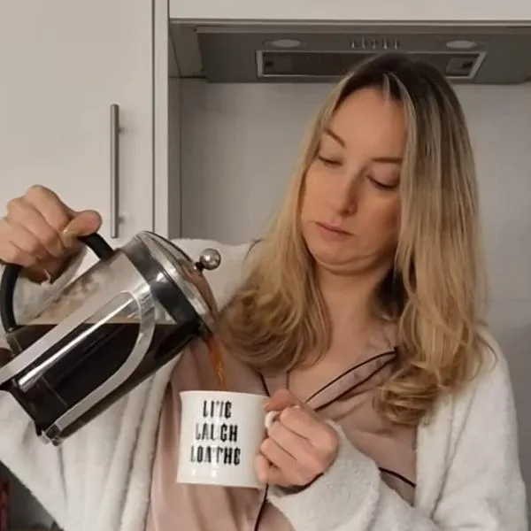 Mujer que tomaba 14 tasas de café diarias recibió devastador diagnóstico 