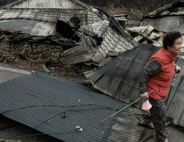 Corea del Sur lucha contra los incendios más mortíferos jamás registrados en el país
