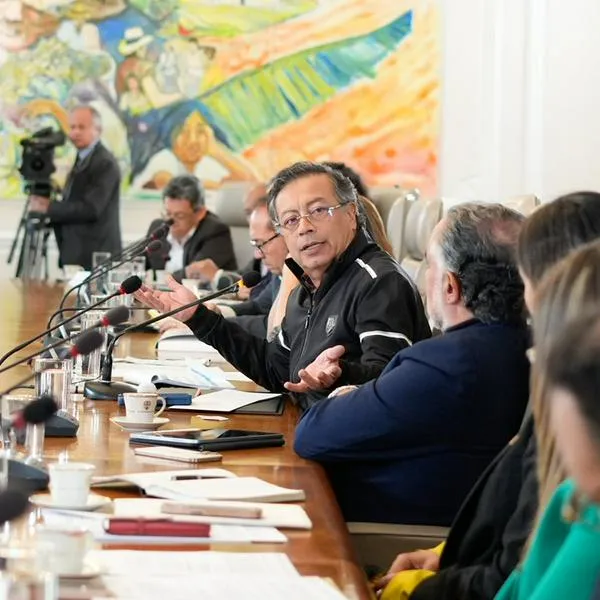 Gustavo Petro pide verdad y pluralismo informativo, pero con versión oficial