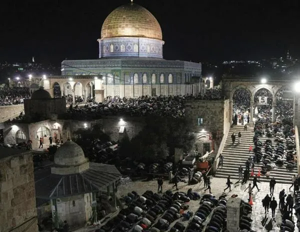 En Jerusalén, la "Noche del Destino" atrae a miles de fieles con la guerra como telón de fondo