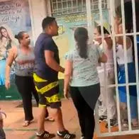 Momento en el que unos padres de familia amenazan a una profesora en un colegio de Los Patios, Norte de Santander