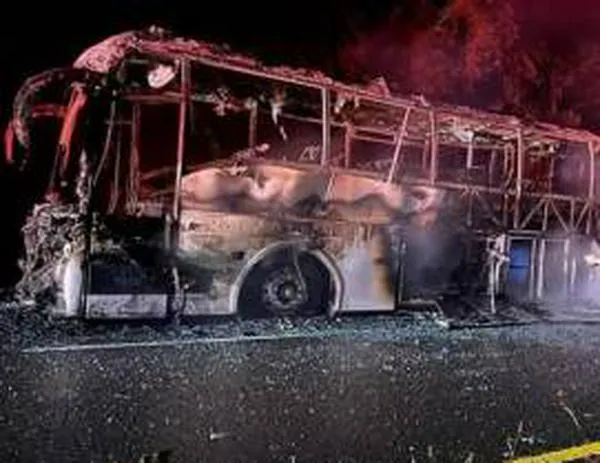 Bus interdepartamental se incendió en la autopista del Café, quedó en ruinas