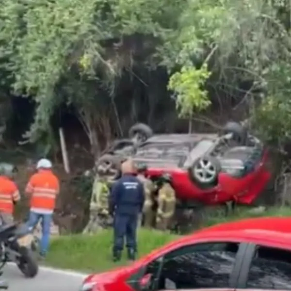 Grave accidente en el norte de Bogotá, en la carrera Séptima con 215 por carro que se volcó y abrió tremendo hueco 