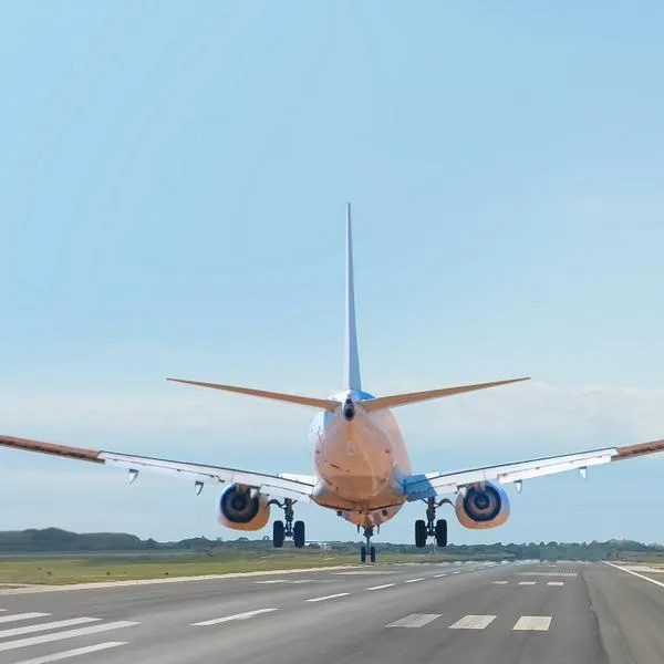 Avión, en nota sobre aeropuerto de Colombia que perderá ruta nacional, pero recuperaría una internacional