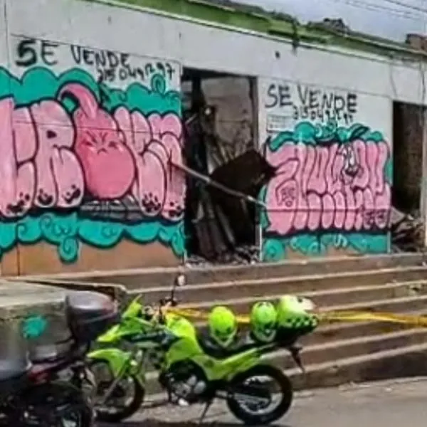 Mujer es hallada sin vida en lote abandonado 