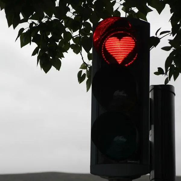 Semáforo en forma de corazón, en nota sobre dónde están
