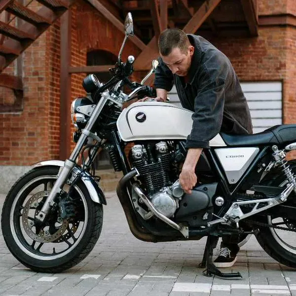 Foto de motociclista, en nota de qué motos son recomendables para una persona mayor de 50 años y bien ajustadas