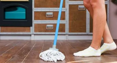 Foto de trapear, en nota de cómo se puede trapear el piso sin dejar manchas de zapatos, con truco sencillo