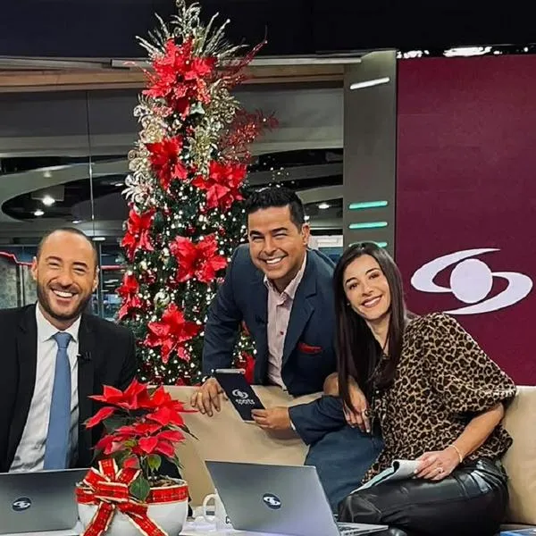 Presentadores de Noticias Caracol, en nota sobre que Mauricio Molano fue papá