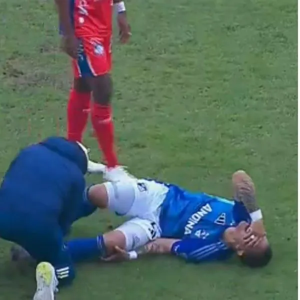Leonardo Castro salió de El Campín en ambulancia: video de lesión impacta