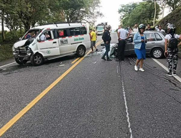 Carro y bus chocaron de frente y hay 2 muertos y 5 heridos en carretera