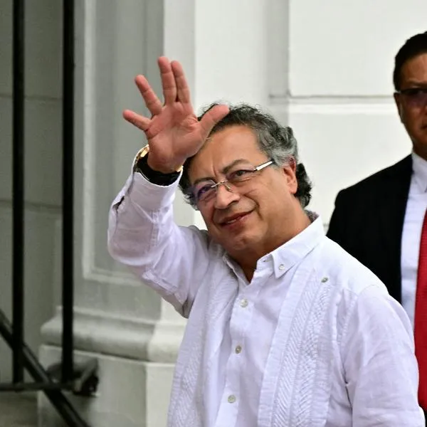 Le caen a Petro por extraño trino el fin de semana sobre el escándalo del general (r) Zapateiro: "Estuvo brava la fiesta en Panamá". 