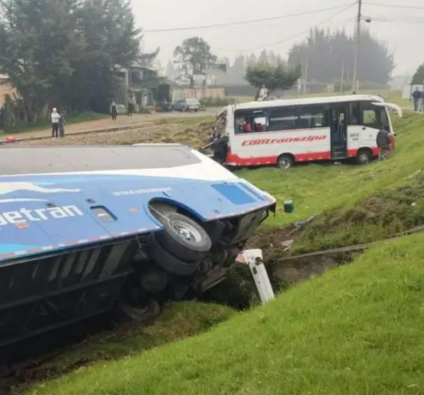 Accidente entre dos buses en la vía Tunja-Bogotá: hay 12 personas heridas