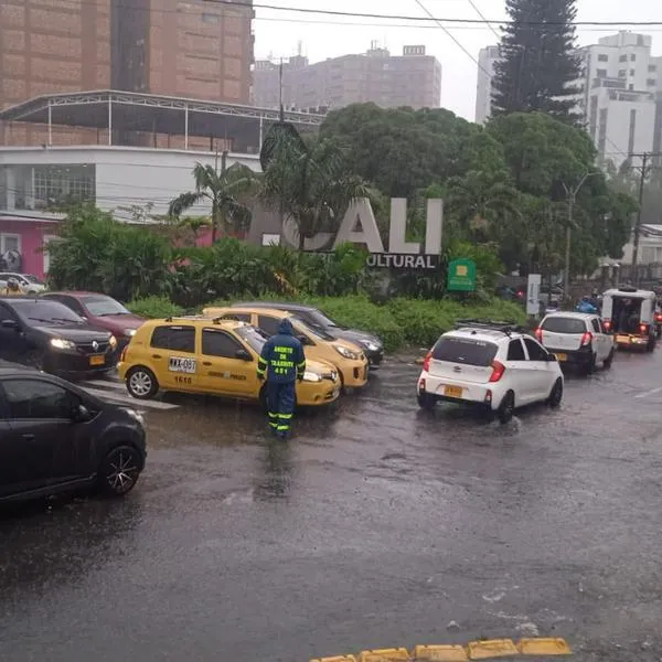 Graves inundaciones en Cali por torrencial aguacero: carros estancados y ciudad está colapsada en varias partes. 