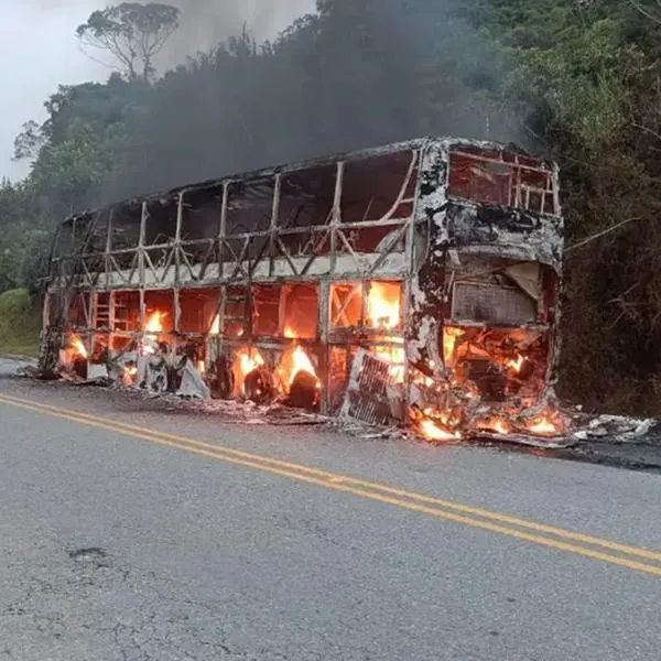 Se quemó un bus en la vía Medellín-Bogotá; quedó casi en cenizas