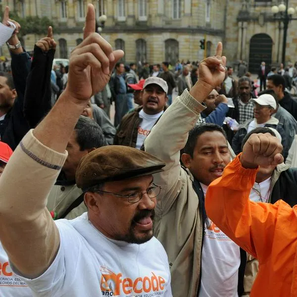 Colombian teachers yell slogans during a protest claiming for better working conditions, during the 50th anniversary of the Colombian Federation of Educators (FECODE) on March 24, 2009, in Bogota. AFP PHOTO/Mauricio Duenas (Photo by MAURICIO DUENAS / AFP)