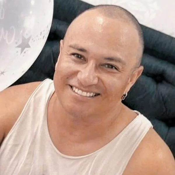 Yelsid y su cambio extremo, dejó la alopesia, y ahora luce su cresta de gallo