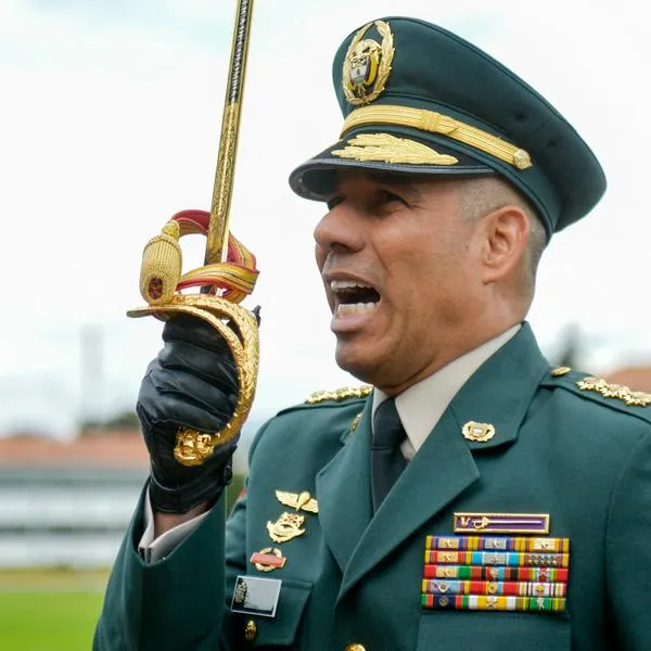 Habló mujer que señaló de acoso al general (r) Eduardo Zapateiro y hasta ventiló videollamada que tuvo con él pidiéndole fotos. 