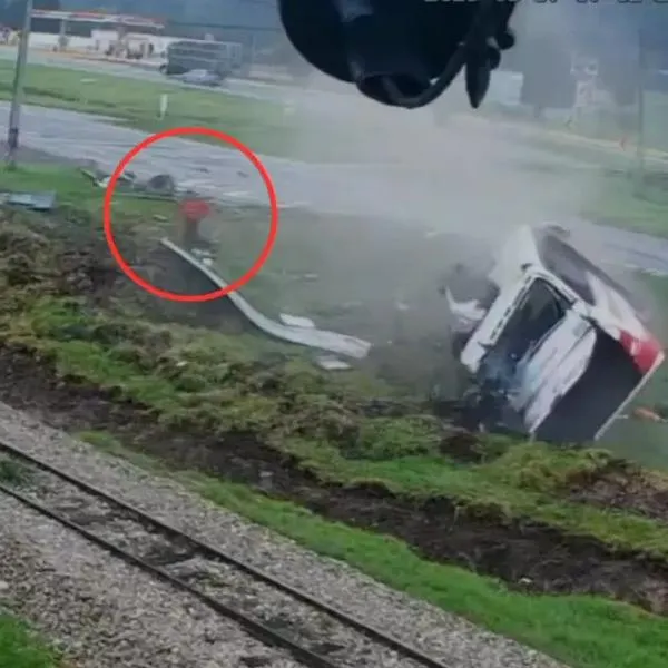 VIDEO | Pasajero de bus accidentado en Gachancipá se salvó de milagro: salió expulsado por el techo