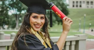 Foto de universitaria , en nota de cómo verificar la autenticidad de título universitario en Colombia, con 3 pasos