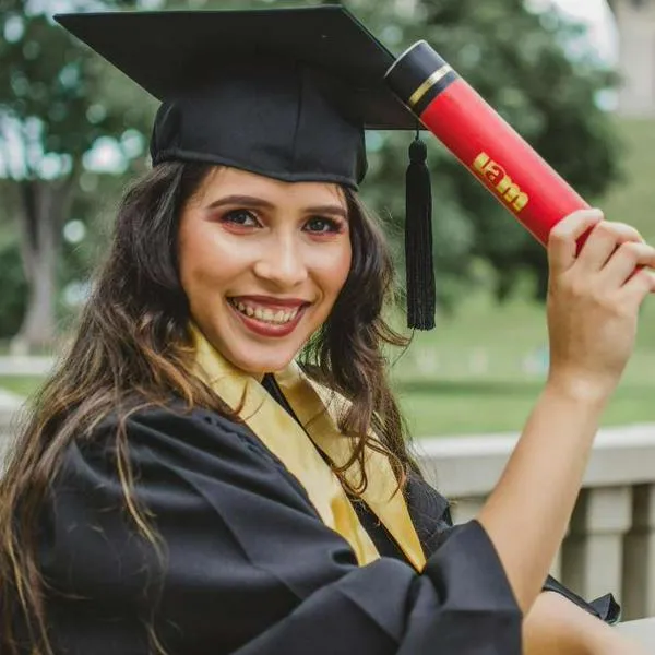 Foto de universitaria , en nota de cómo verificar la autenticidad de título universitario en Colombia, con 3 pasos