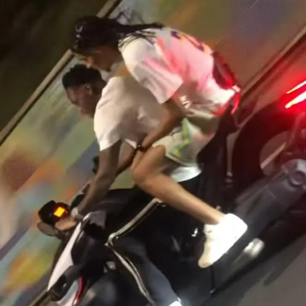 Imágenes de Jhon Jáder duran mientras monta moto en Medellín sin casco