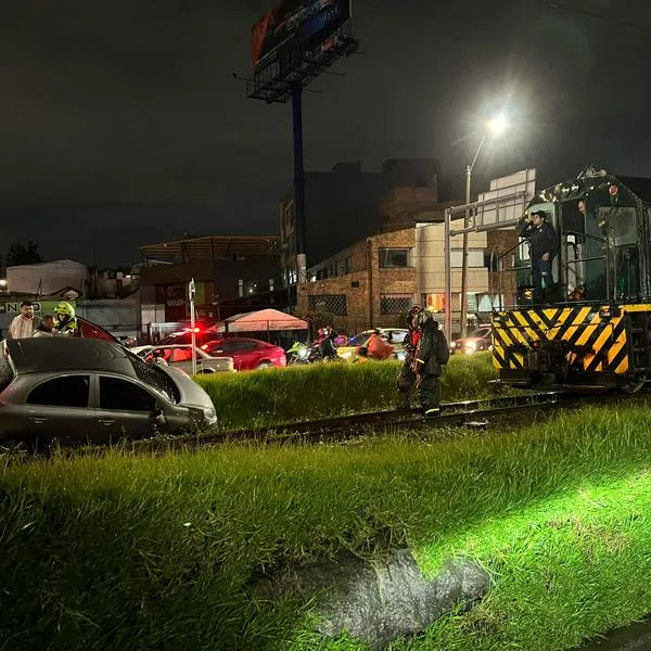 Así quedó el carro que se accidentó con un tren en Bogotá este lunes 31 de marzo