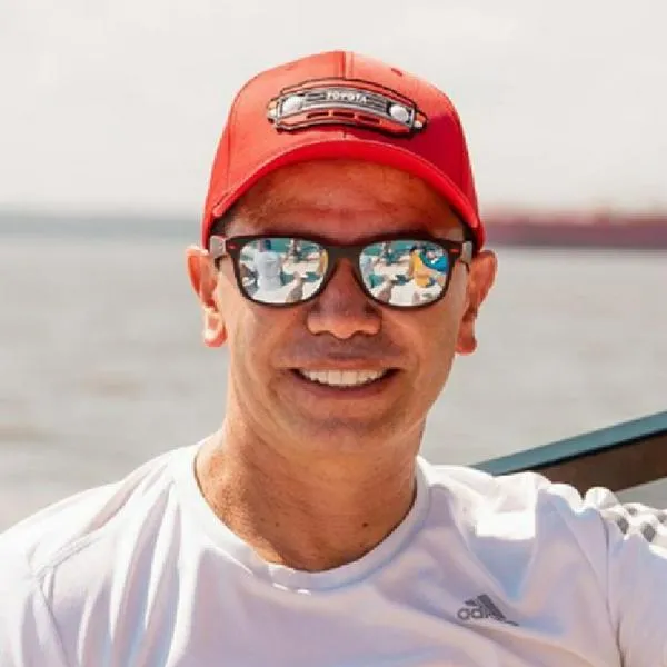 Jhonny Rivera tuvo accidente al echarse gotas en los ojos, esto luego de una confusión con Yenny López, su pareja