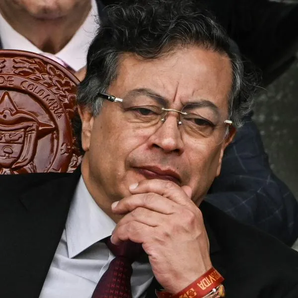 Quiénes son los funcionarios que ganan un mejor salario que Gustavo Petro