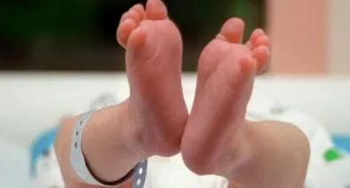 Bebé no dejaba de llorar luego de vacuna y su mamá encontró aguja enterrada