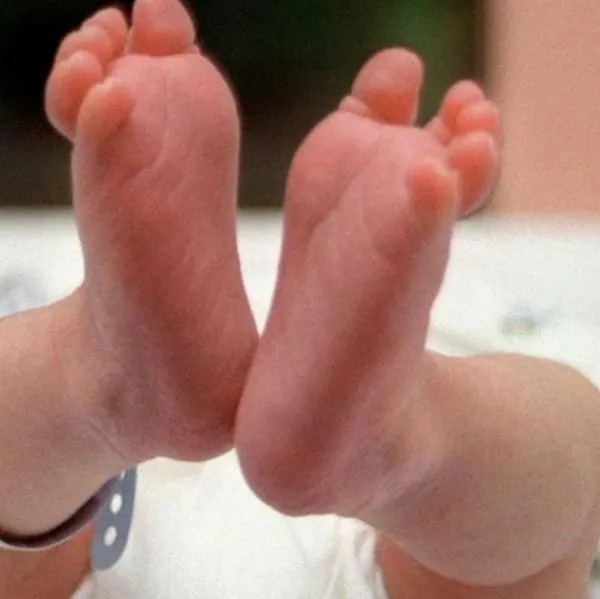 Bebé no dejaba de llorar luego de vacuna y su mamá encontró aguja enterrada