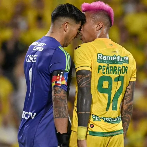 Brayan Cortés, portero de Colo Colo, y Adalberto Penaranda, del Bucaramanga, se cruzaron en el duelo de Libertadores.