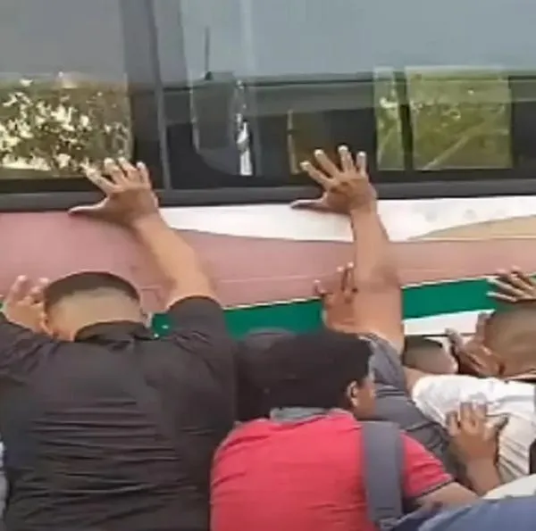 Un grave accidente se registró hoy en Barranquilla en el que un mecánico quedó debajo de un bus de Transmetro, luego de que gato hidráulico fallara.