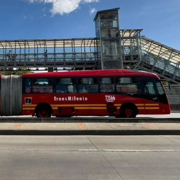 Video de racismo en Transmilenio: pelea de mujeres a insultos y golpes en un bus