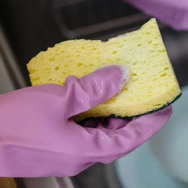 Foto de esponja de cocina, en nota de cómo desinfectar esponja de cocina, muy fácil y económico con truco poco común