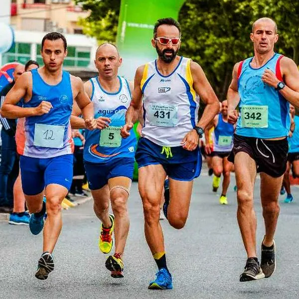 Foto de corredores, en nota de qué es mejor entre correr 5k y caminar 10k para running en Bogotá y más consejos