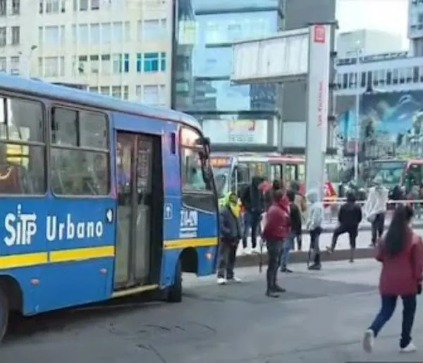Manifestación indígena en Bogotá afecta Transmilenio: están pinchando llantas
