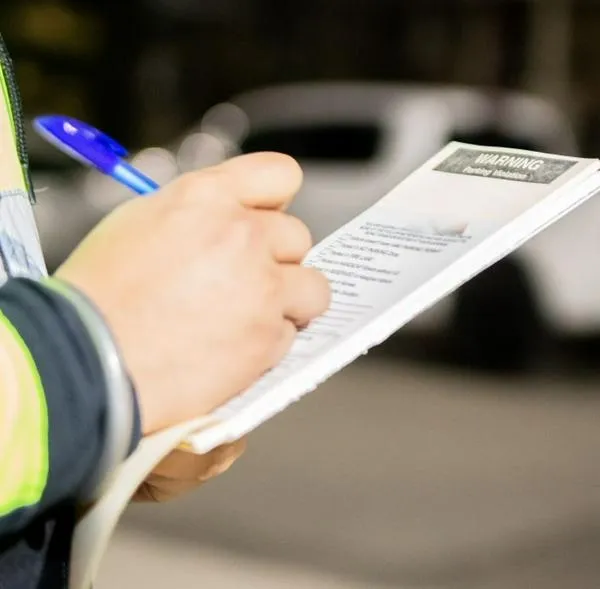 Multa para los conductores por adelanta a otros vehículos cuando van de afán