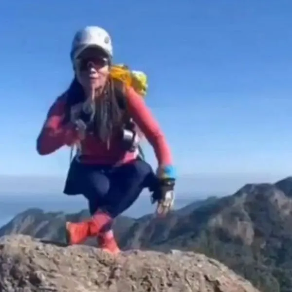 En video: Mujer sufre impactante caída mientras posaba para una foto