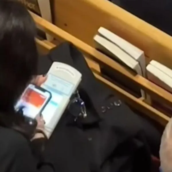 Video muestra iglesia recoger diezmo con un datáfono y dicen que es un negocio