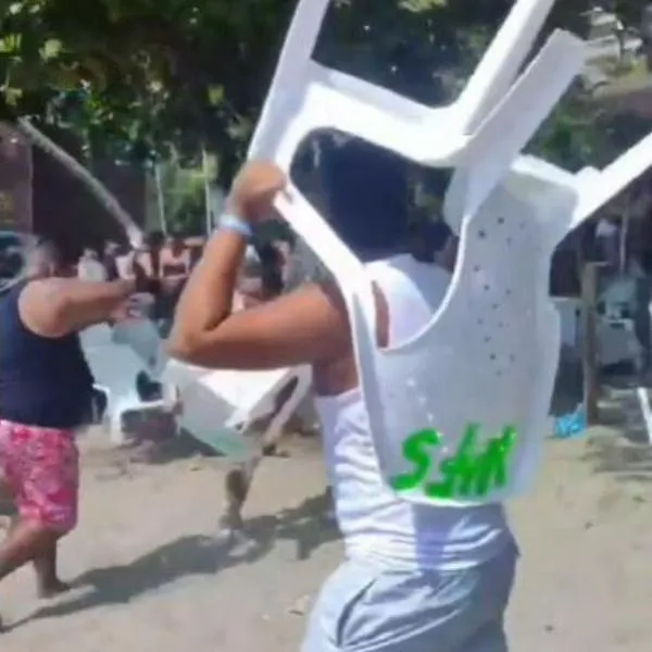 Video de turistas peleando con vendedores ambulantes en El Rodadero, Santa Marta