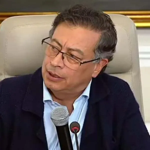 Gustavo Petro revive plan de transporte público gratuito en Colombia y le hace importante propuesta a Galán