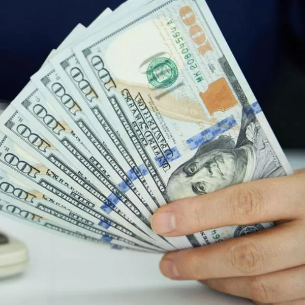 Precio del dólar en Colombia a $4.100 no es real, según el economista Mauricio Cárdenas, quien advierte subida por decisiones políticas.