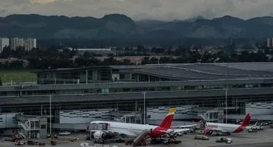 Aclaran si suspenderán o no combustible a buses del SITP y aviones del aeropuerto El Dorado por hueco grande que se abrió. 