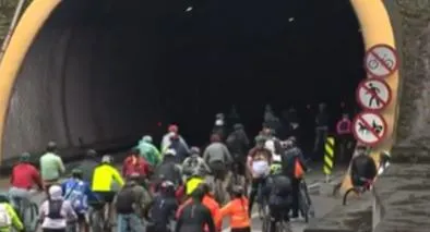 Caos en el sur de Bogotá por miles de ciclistas que salen hacia Villavicencio, pese a travesía cancelada entre ambas ciudades. 