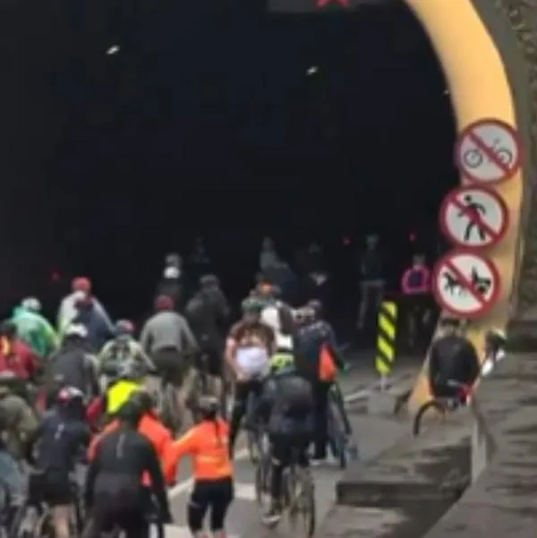 Caos en el sur de Bogotá por miles de ciclistas que salen hacia Villavicencio, pese a travesía cancelada entre ambas ciudades. 